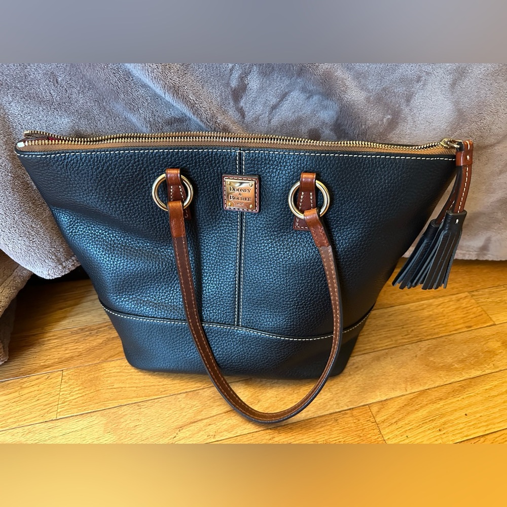 This is a Dooney and Bourke bag from 1975 that’s in incredible condition.